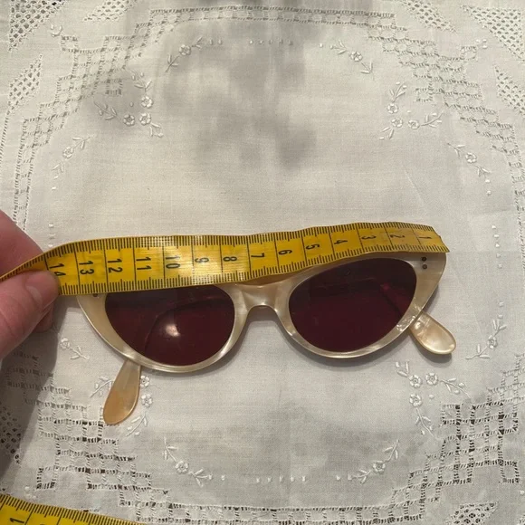 1950s mimics mother of pearl Cat-Eye Sunglasses with Red Lenses - Picture 4 of 9
